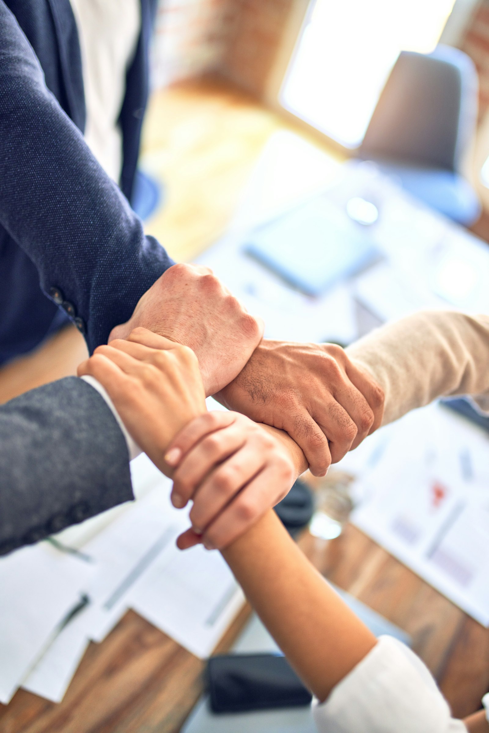 Team al lavoro che collabora sulla documentazione condivisa